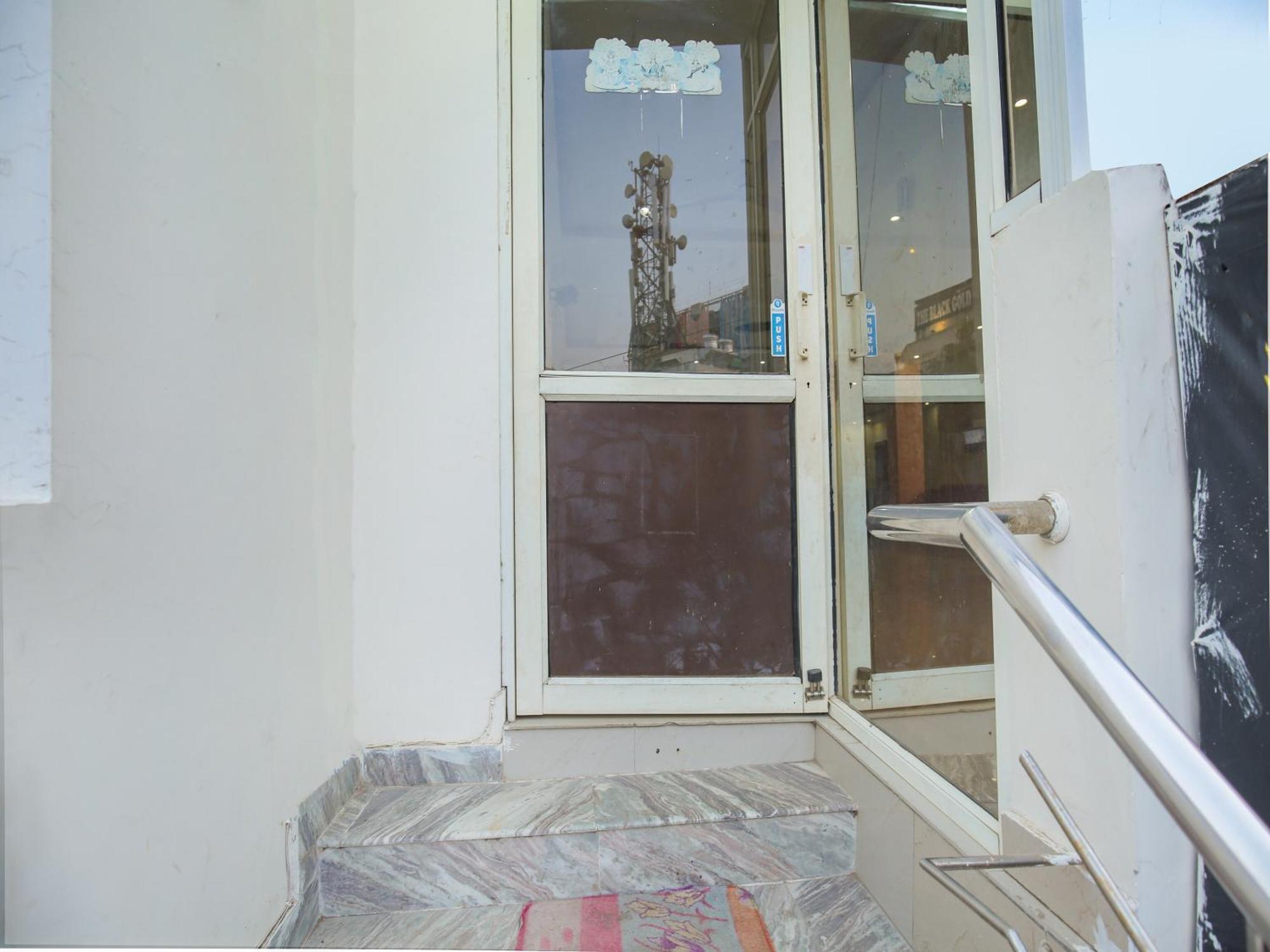 Hotel O Platinum Inn Nayagaon Bagian luar foto